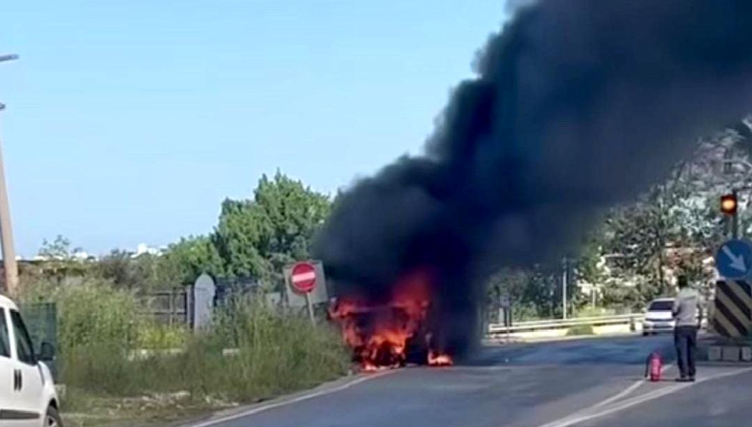 Kuşadası’nda kamyonet yangını paniğe neden oldu. Yolda çıkan alevler sürücüler