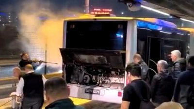 Okmeydanı'nda metrobüs yangını güvenlik kameralarına yansıdı. Olayla ilgili detaylar ve