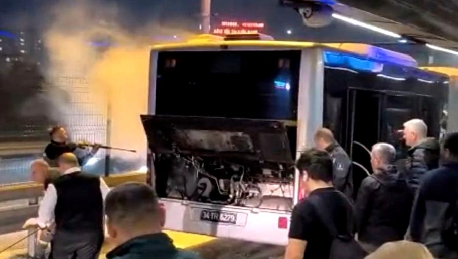 Okmeydanı'nda metrobüs yangını güvenlik kameralarına yansıdı. Olayla ilgili detaylar ve