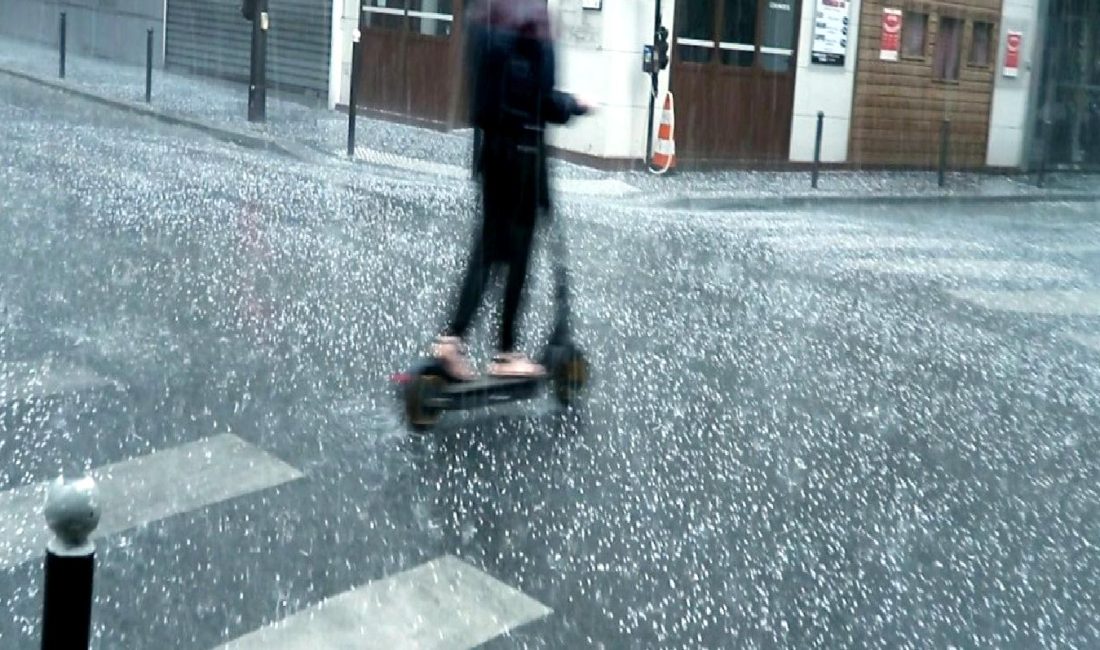 Paris’te Aniden Yaşanan Dolu Fırtınası ve Etkileri Paris'te aniden yaşanan dolu fırtınası ve etkileri hakkında detaylı bilgi.