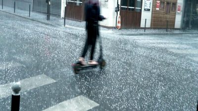 Paris'te aniden yaşanan dolu fırtınası ve etkileri hakkında detaylı bilgi.