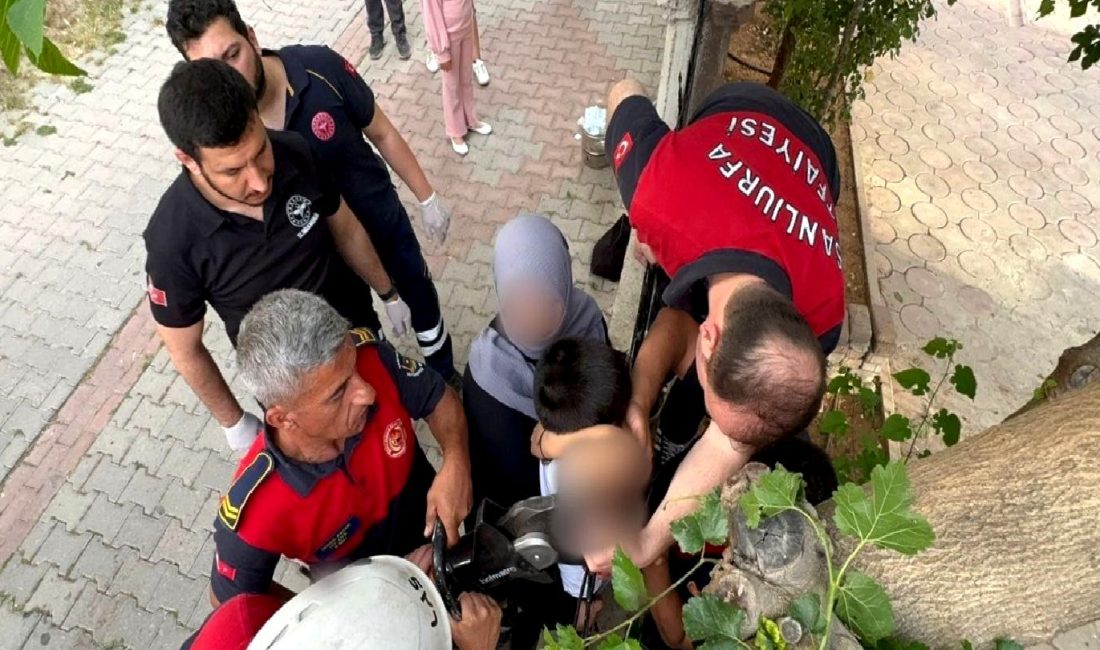 Şanlıurfa’da Demir Korkuluklarına Takılan Çocuk Kurtarıldı Şanlıurfa'da demir korkuluklara takılan çocuk hızlı müdahaleyle güvende tutuldu. Olayın