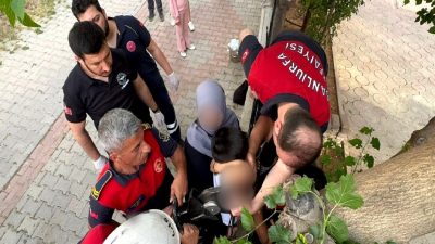 Şanlıurfa'da demir korkuluklara takılan çocuk hızlı müdahaleyle güvende tutuldu. Olayın