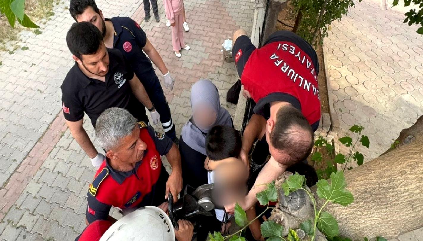 Şanlıurfa'da demir korkuluklara takılan çocuk hızlı müdahaleyle güvende tutuldu. Olayın