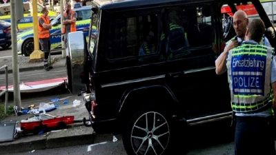 Stuttgart'ta gerçekleşen araç kazasında birçok kişi yaralandı. Güncel gelişmeler ve