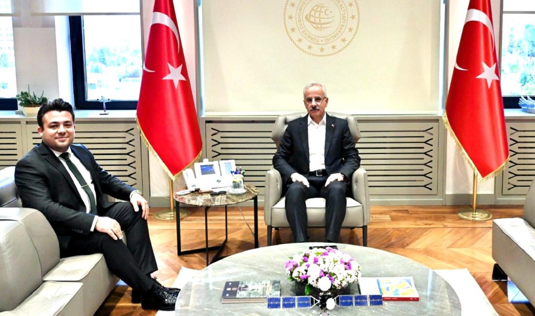 Ulaştırma ve Altyapı Bakanı Abdulkadir Uraloğlu ile TikTok Temsilcileri Arasında Kritik Görüşme Ulaştırma ve Altyapı Bakanı Abdulkadir Uraloğlu ile TikTok temsilcileri arasında