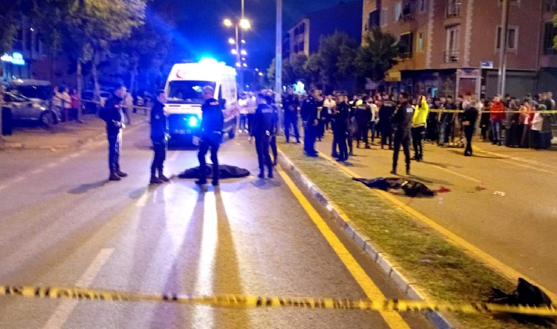 Yenimahalle Servetiye Caddesi’nde Feci Kaza: Anne ve Kızına Otomobil Çarptı Yenimahalle Servetiye Caddesi'nde meydana gelen kazada anne ve kızına otomobil