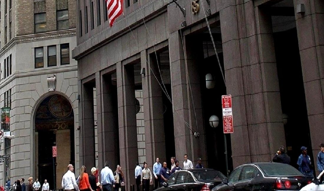 ABD Ekonomi Görünümünde İyimserlik ve Belirsizlikler ABD ekonomisindeki son gelişmeler, iyimserlik ve belirsizlikleri birlikte değerlendiriyor. Ekonomik