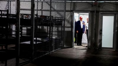 ABD'de yasadışı göçmen operasyonlarını keşfedin: Politikalar, etkiler ve son gelişmeler.