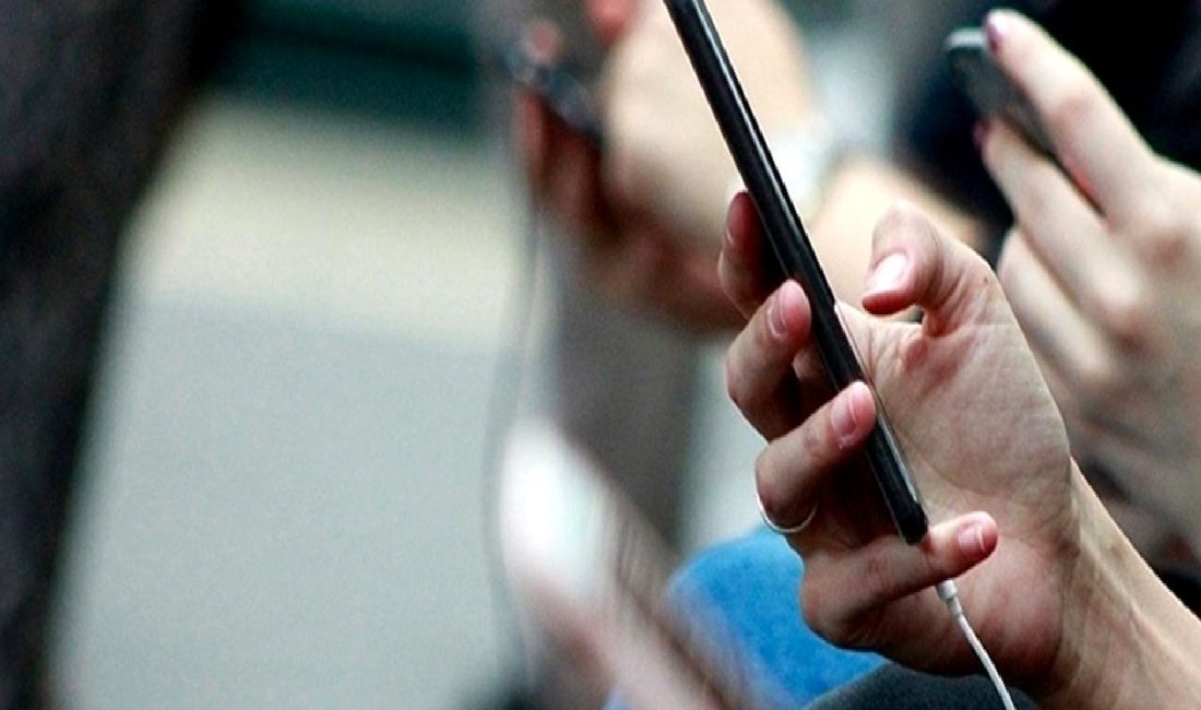 ABD’nin akıllı telefon pazarında dengeler değişiyor! Hindistan yükselişte ABD akıllı telefon pazarında Hindistan'ın yükselişiyle dengeler değişiyor. Yeni gelişmeleri
