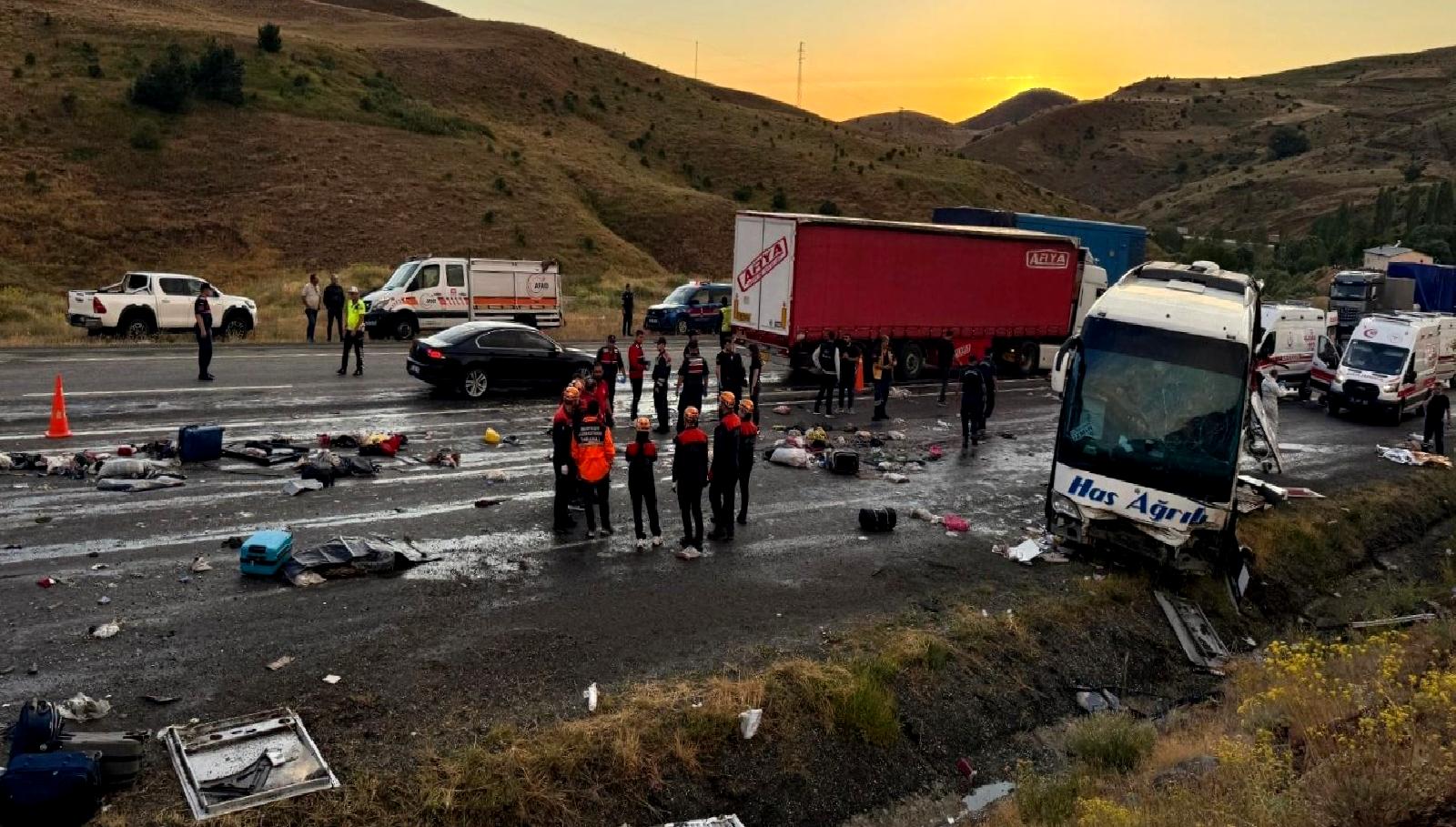 Ağrı-İzmir otobüs kazası: Olayın detayları, sebepleri ve son gelişmeler. Kazada
