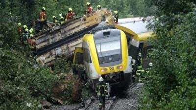 Almanya'da yolcu treni raydan çıktı: 4 kişi yaşamını yitirdi. Olayın