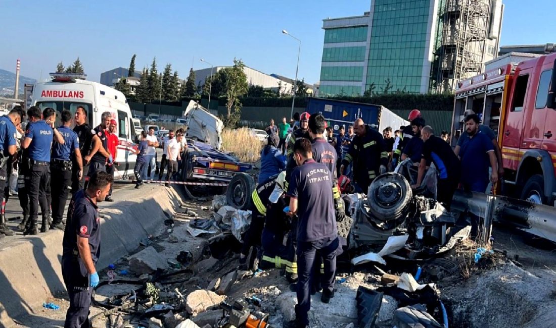 Ankara İstikametinde Feci Trafik Kazası: Bir Otomobil Konteynerin Altında Kaldı Ankara'da meydana gelen feci trafik kazasında bir otomobil konteynerin altında