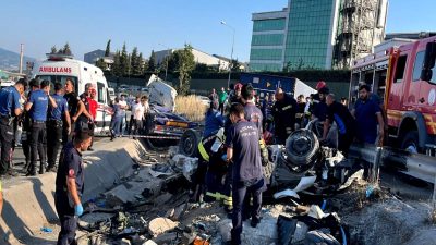 Ankara'da meydana gelen feci trafik kazasında bir otomobil konteynerin altında