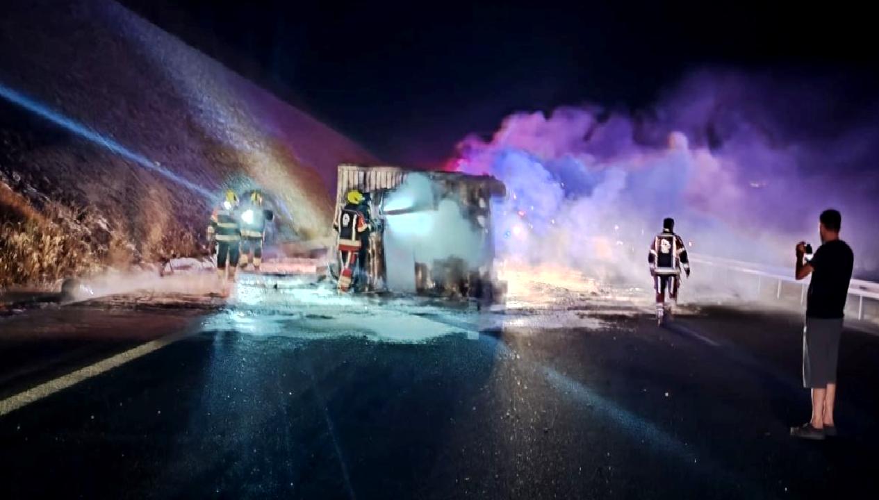 Balıkesir'de devrilen kamyonda patlama yaşandı, alevler ormana sıçradı. Olayın detayları