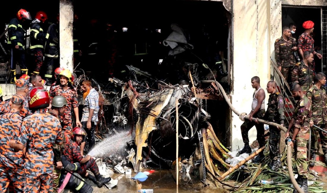 Bangladeş’te Uçak Kazası: 20 Can Kaybı Bangladeş'te korkunç bir uçak kazası yaşandı; 20 kişi hayatını kaybetti.