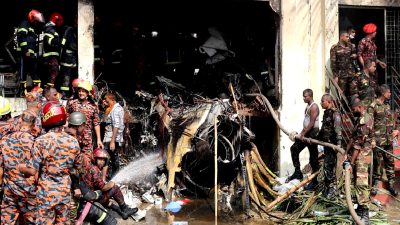 Bangladeş'te korkunç bir uçak kazası yaşandı; 20 kişi hayatını kaybetti.