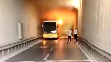 Beşiktaş'ta otobüs yangını çevre sakinlerini korkuttu. Olayla ilgili gelişmeler ve