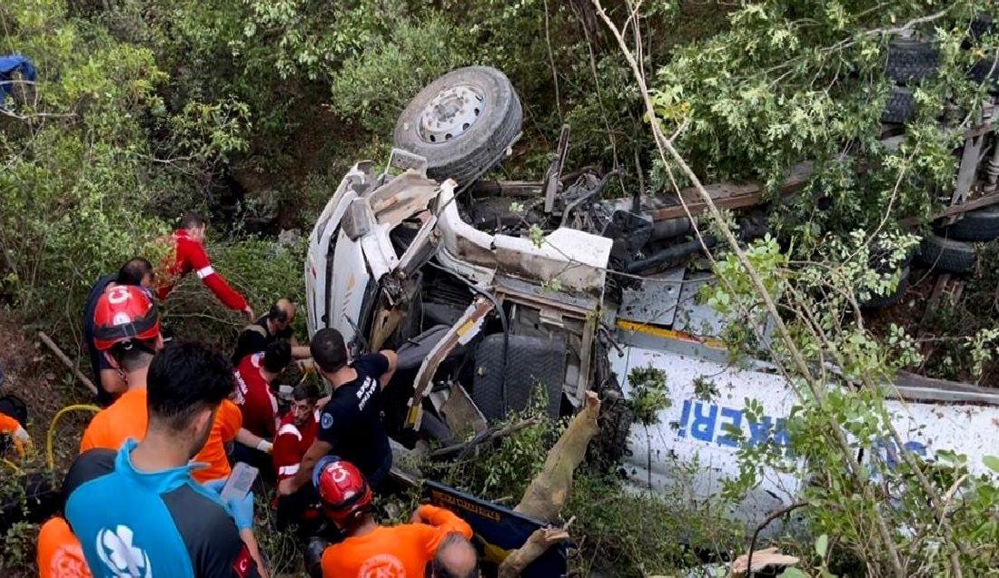 Bursa’daki yangına gönüllü geldiler, uçurumda can verdiler: Ölenlerin sayısı 3’e yükseldi Bursa'daki yangına gönüllü müdahale edenler uçurumda hayatını kaybetti; ölü sayısı
