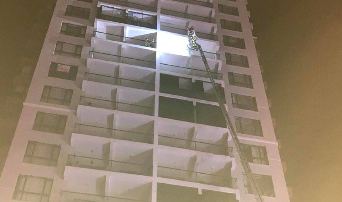 Çankaya Yaşamkent’te 26 Katlı Binada Yangın Dumanları Yükseliyor Çankaya Yaşamkent'te 26 katlı binada çıkan yangın ve dumanlar paniğe