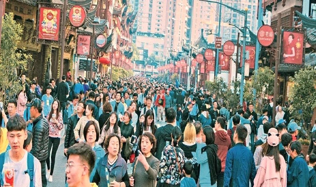 Çin’de Ücret Artışlarının Yavaşlaması ve Ekonomik Yansımaları Çin'de ücret artışlarının yavaşlamasının ekonomik etkilerini ve olası sonuçlarını inceleyen