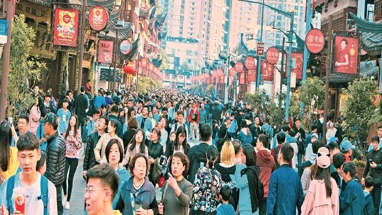 Çin'de ücret artışlarının yavaşlamasının ekonomik etkilerini ve olası sonuçlarını inceleyen