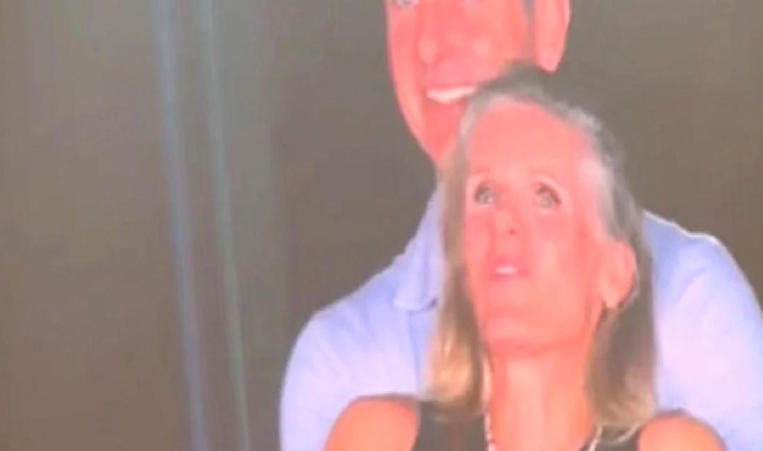 Coldplay Konseri Skandalı: Boston’da Yüksek Sesli İkili Yakalandı Coldplay konserinde skandal! Boston'da yüksek sesli ikili yakalandı. Detaylar ve