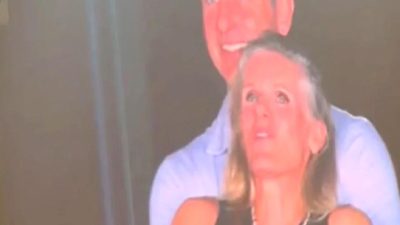 Coldplay konserinde skandal! Boston'da yüksek sesli ikili yakalandı. Detaylar ve