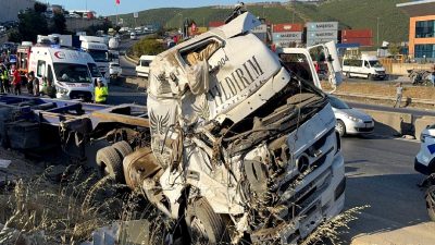 D-100 karayolunda gerçekleşen feci kazada iki otomobil ve TIR çarpıştı.