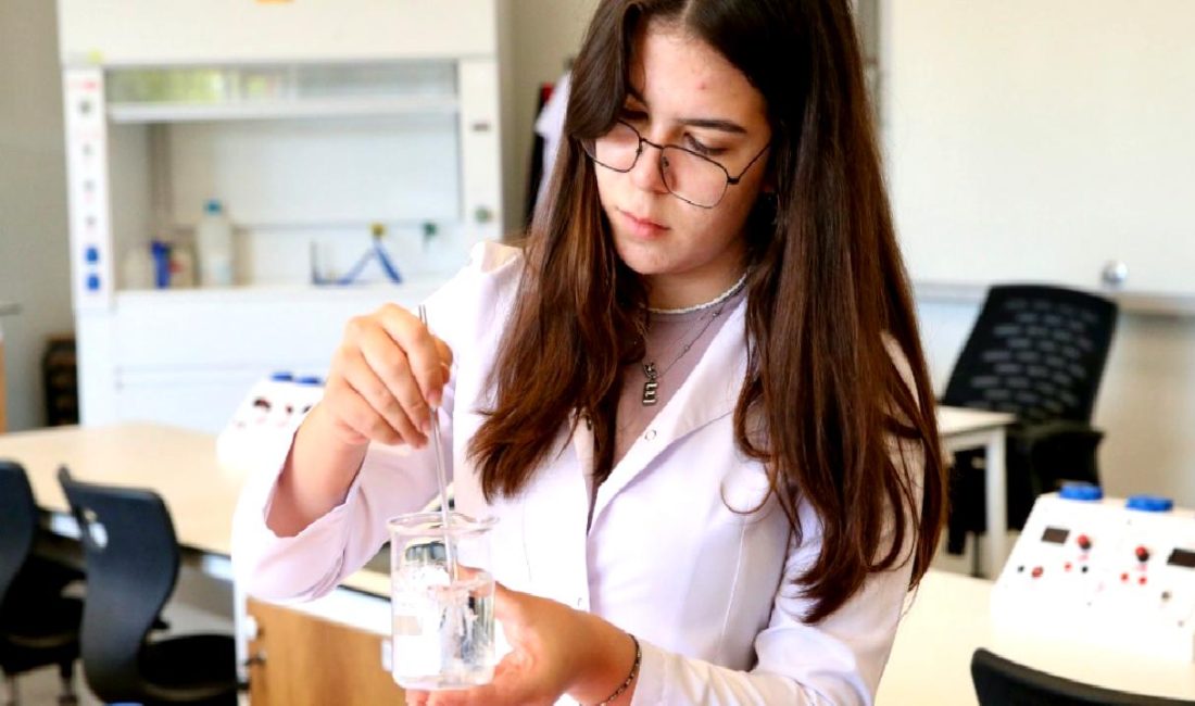 Elif Berra Demir’in Arktik Bilim Macerası Elif Berra Demir'in Arktik bilim serüvenini keşfedin: Buzullar, iklim değişikliği