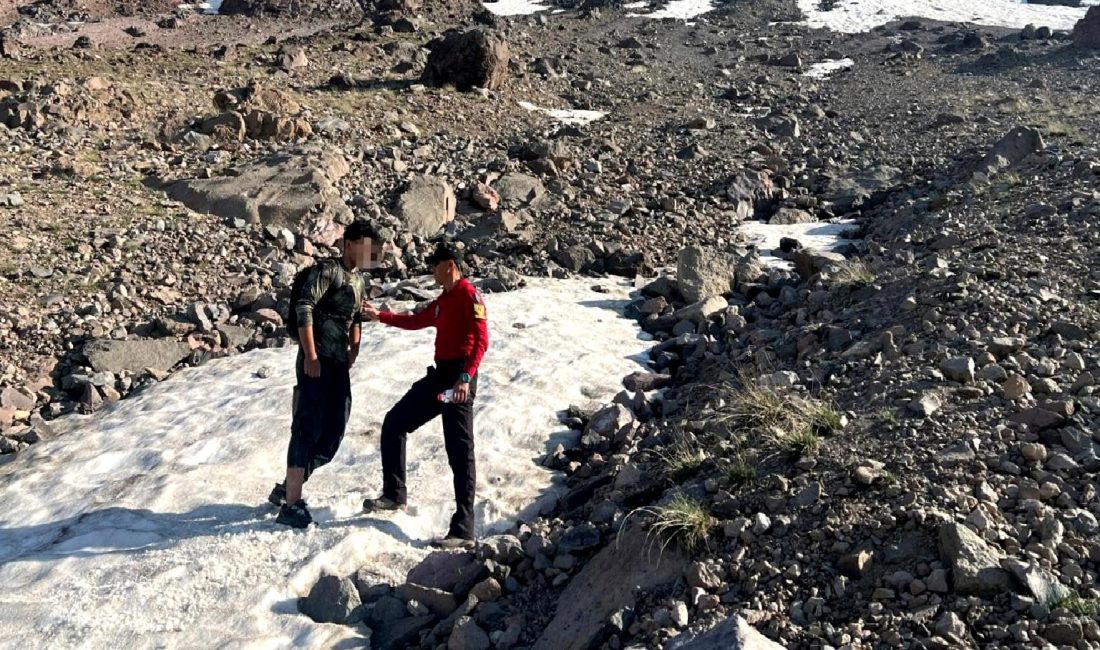 Erciyes Dağı’nda Zirve Tırmanışında Mahsur Kalan Genç, Kurtarıldı Erciyes Dağı'nda zirve tırmanışında mahsur kalan genç, başarılı bir kurtarma