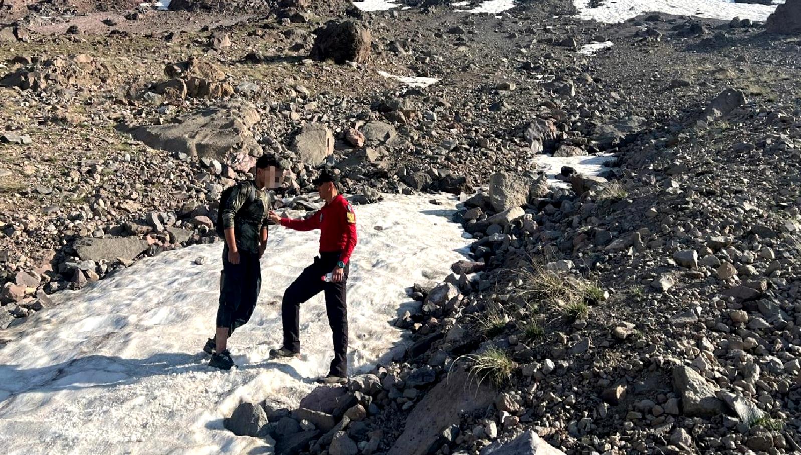 Erciyes Dağı'nda zirve tırmanışında mahsur kalan genç, başarılı bir kurtarma