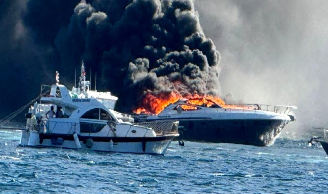 Erdek'te 15 metrelik bir yat şiddetli bir yangında alev alev