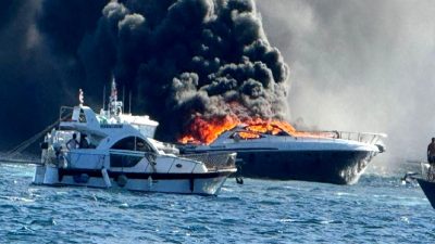 Erdek'te 15 metrelik bir yat şiddetli bir yangında alev alev