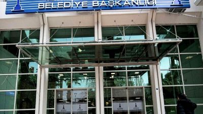 İzmir'de belediyeye yönelik yolsuzluk soruşturması: İddialar, gelişmeler ve yetkililerden açıklamalar.