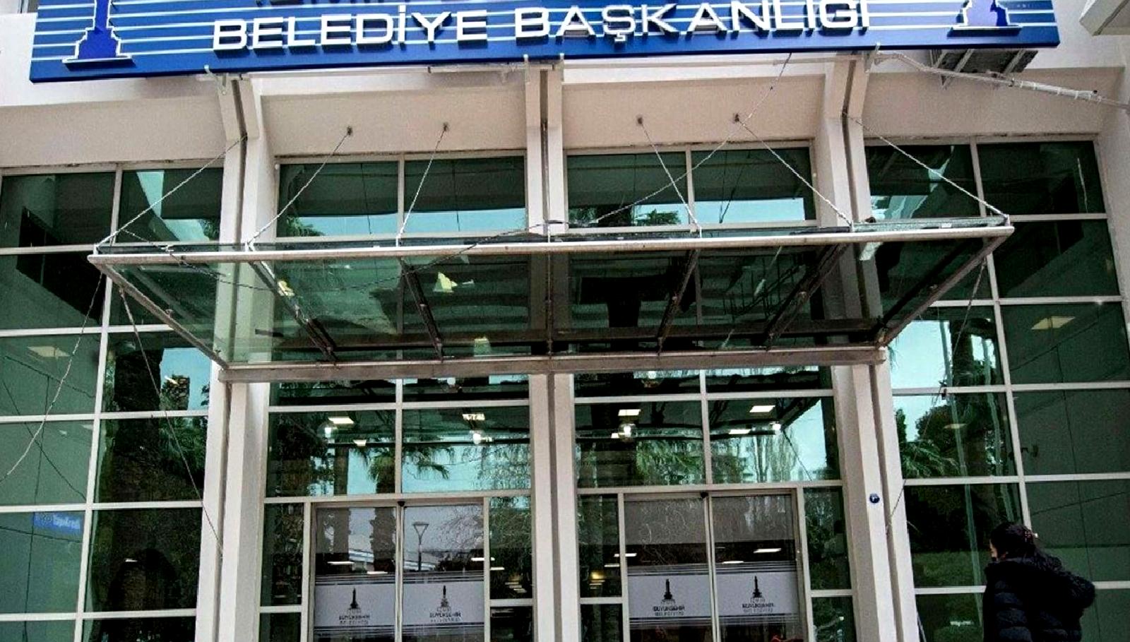 İzmir'de belediyeye yönelik yolsuzluk soruşturması: İddialar, gelişmeler ve yetkililerden açıklamalar.