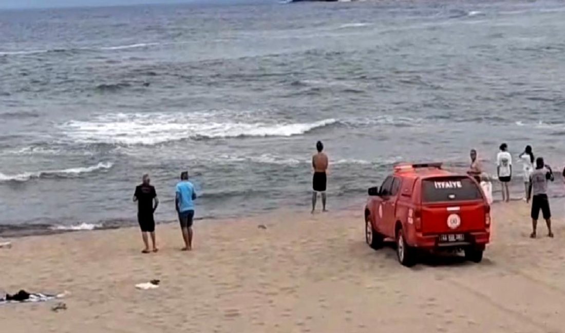 Kandıra'da denize yasak bölgeden giren 3 kişi boğulma tehlikesi yaşadı.