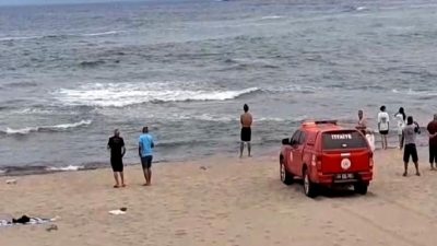 Kandıra'da denize yasak bölgeden giren 3 kişi boğulma tehlikesi yaşadı.