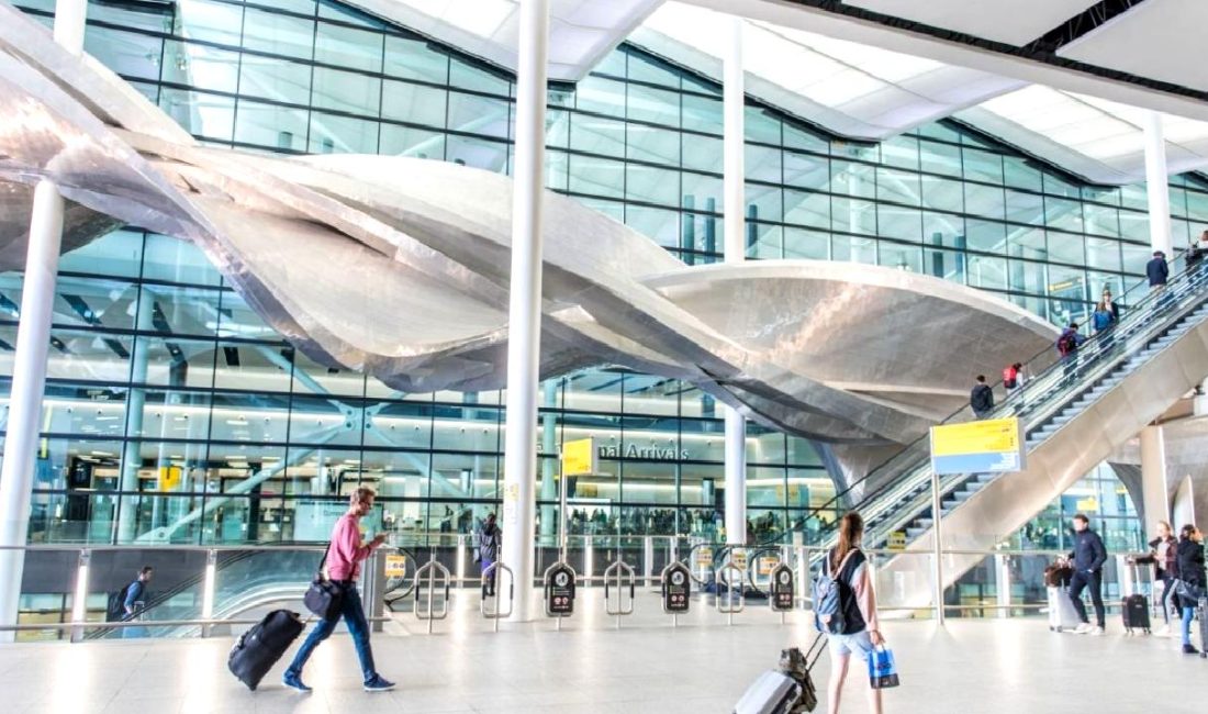 Londra hava sahası kapatıldı: Kötü hava şartları nedeniyle uçuşlar iptal