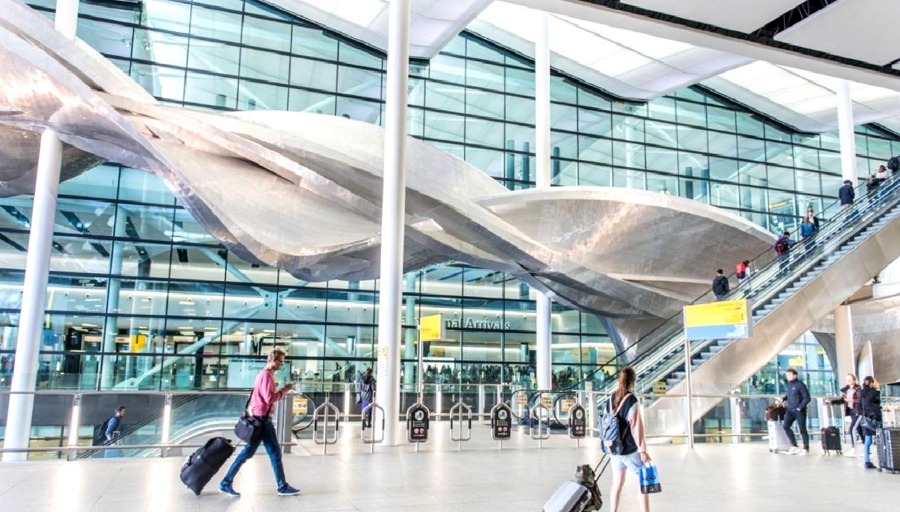 Londra hava sahası kapatıldı: Kötü hava şartları nedeniyle uçuşlar iptal