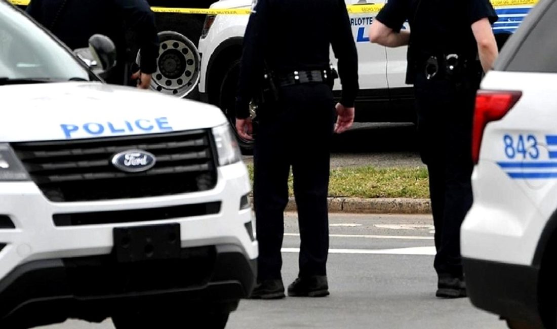 Los Angeles’ta Araç Kalabalığa Dalıyor Los Angeles'ta bir aracın kalabalığa daldığı korkunç olay. Detaylar için