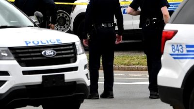 Los Angeles'ta bir aracın kalabalığa daldığı korkunç olay. Detaylar için