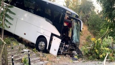 Maltepe'de servis otobüsü şarampole yuvarlandı, 8 kişi yaralandı. Kaza detayları