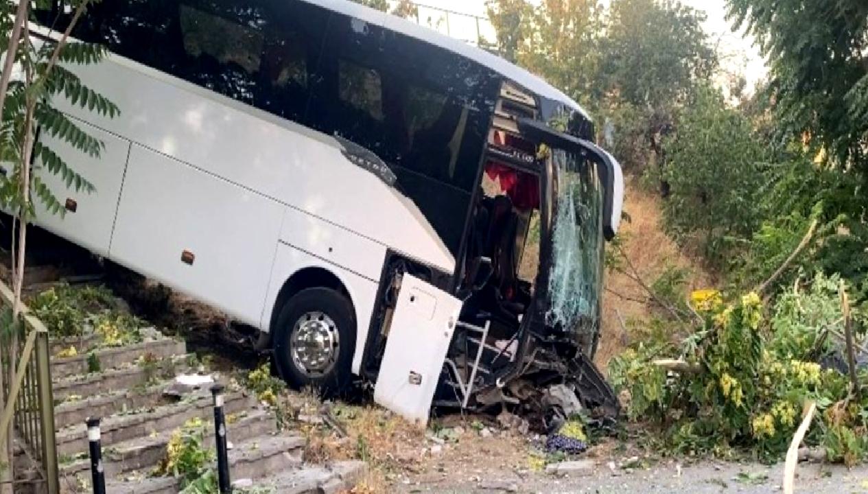 Maltepe'de servis otobüsü şarampole yuvarlandı, 8 kişi yaralandı. Kaza detayları