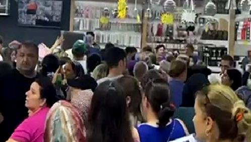 Mersin'de mağaza açılışında izdiham yaşandı! Olayın detayları ve sonuçları bu