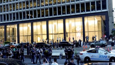 New York'ta gökdelene düzenlenen silahlı baskında 1 polis ve 3