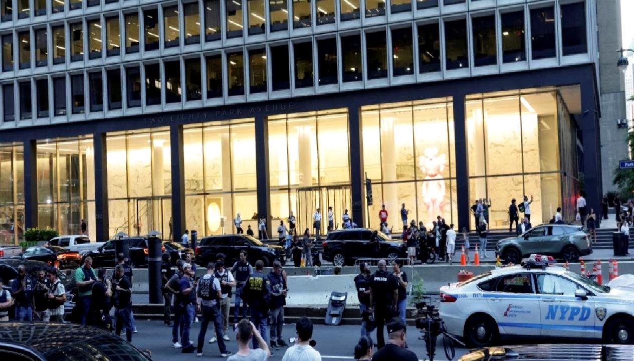 New York'ta gökdelene düzenlenen silahlı baskında 1 polis ve 3