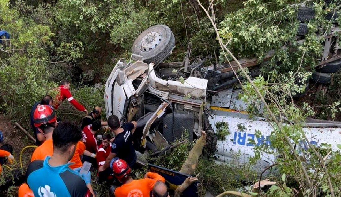 Orman yangınını söndürmek için yola çıkan tanker uçuruma yuvarlandı: 1