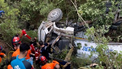 Orman yangınını söndürmek için yola çıkan tanker uçuruma yuvarlandı: 1
