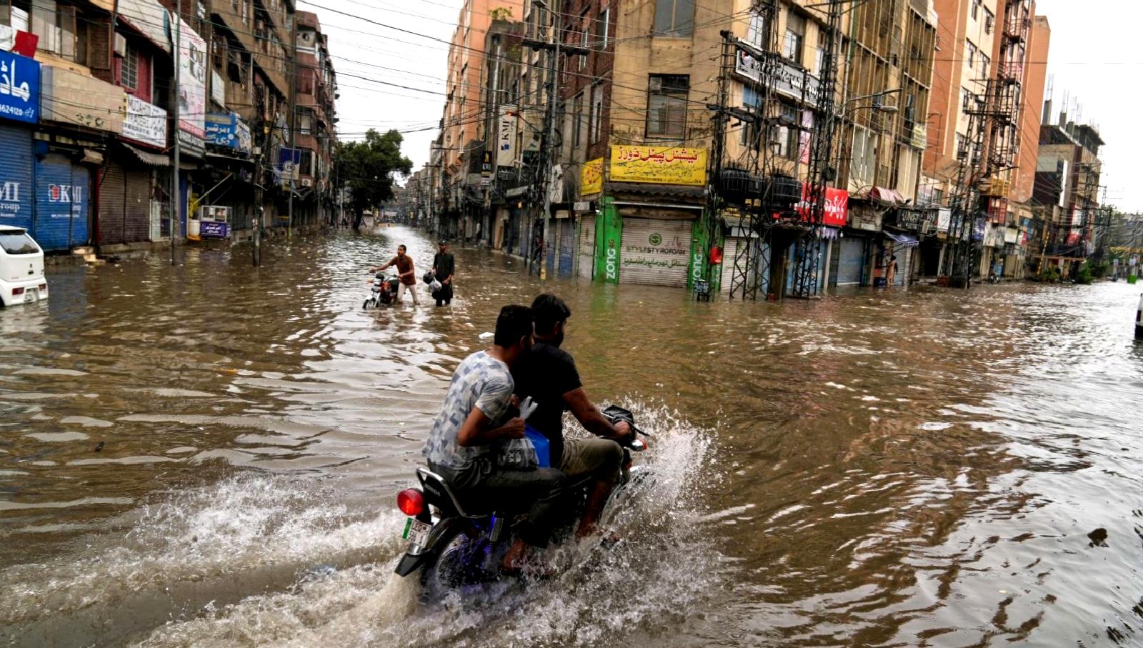 Pakistan'da muson yağışları ve sellerin etkilediği bölgeleri, nedenleri ve alınan